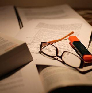 在微弱燈光下看書真的會(huì)傷眼睛嗎？