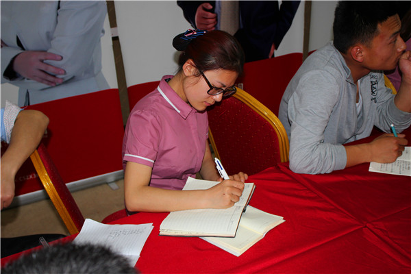 現(xiàn)場認(rèn)真做作業(yè)的易視界伙伴們