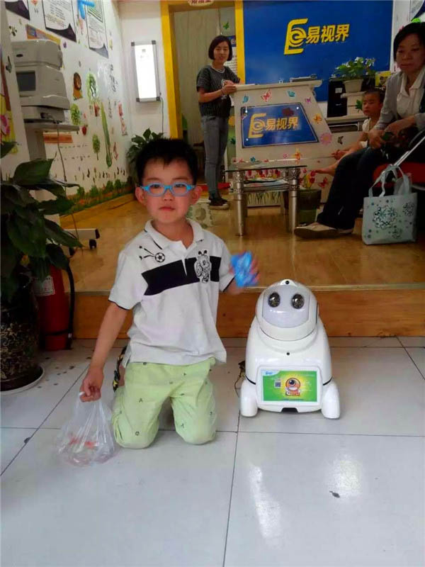 易視界智能機器人進駐店面