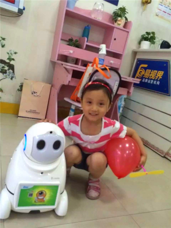與機器人親密互動的小朋友