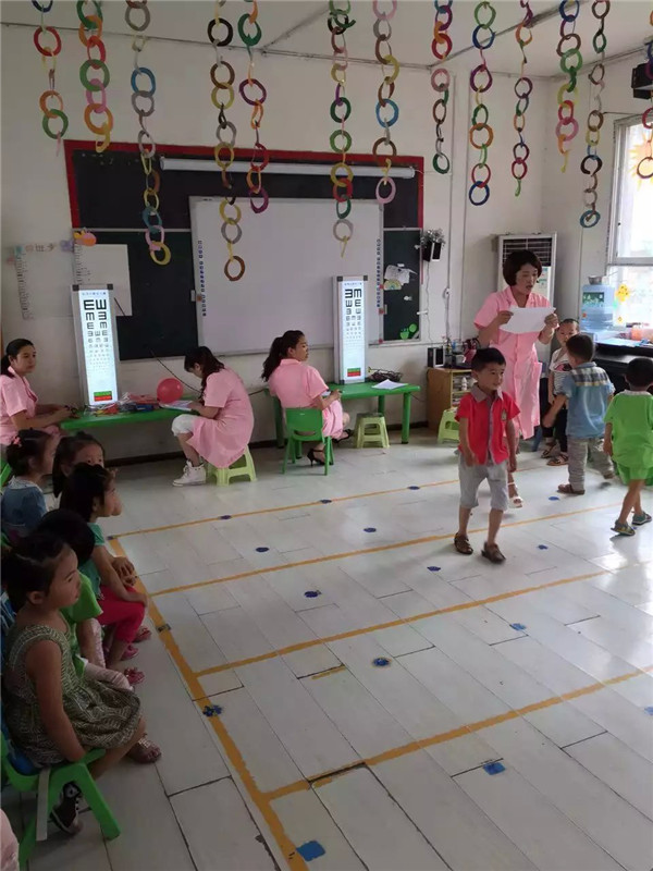 易視界工作人員為孩子們檢測(cè)視力