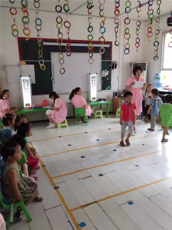 易視界工作人員為孩子們檢測(cè)視力