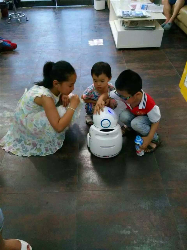 與機器人親密互動的小朋友