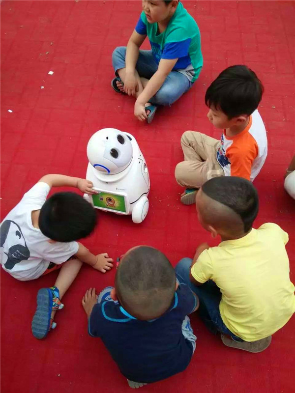 與機器人親密互動的小朋友們