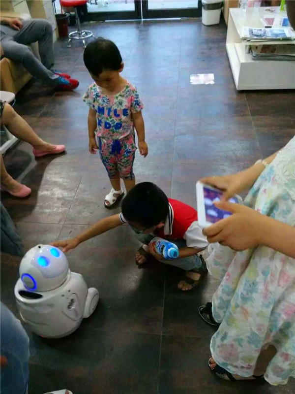 與機器人親密互動的小朋友們