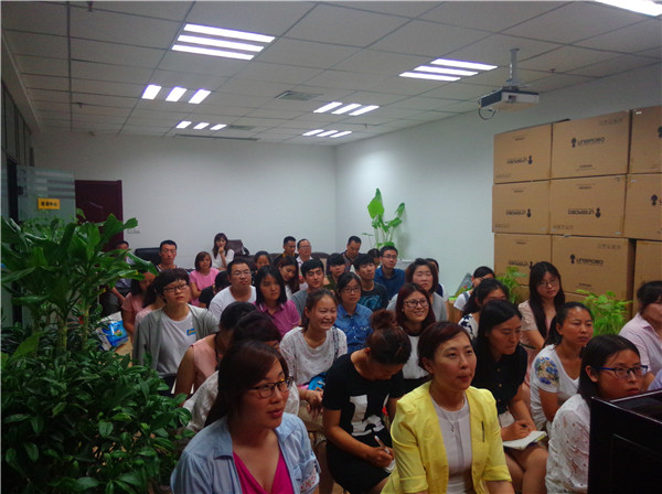 認(rèn)真聽(tīng)講的易視界精英們