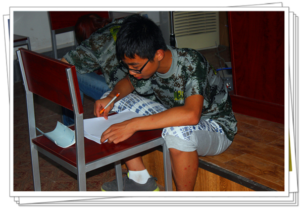 深夜了，還在認(rèn)真寫作業(yè)的易視界伙伴們