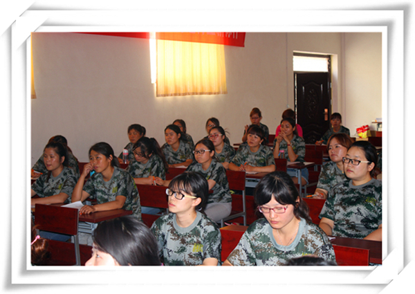 現(xiàn)場伙伴們在認真聽講