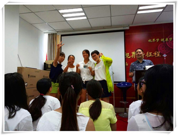 易視界獲勝的小伙伴們上臺(tái)領(lǐng)獎(jiǎng)