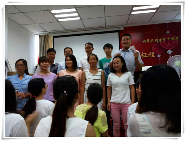 易視界獲勝的小伙伴們上臺(tái)領(lǐng)獎(jiǎng)