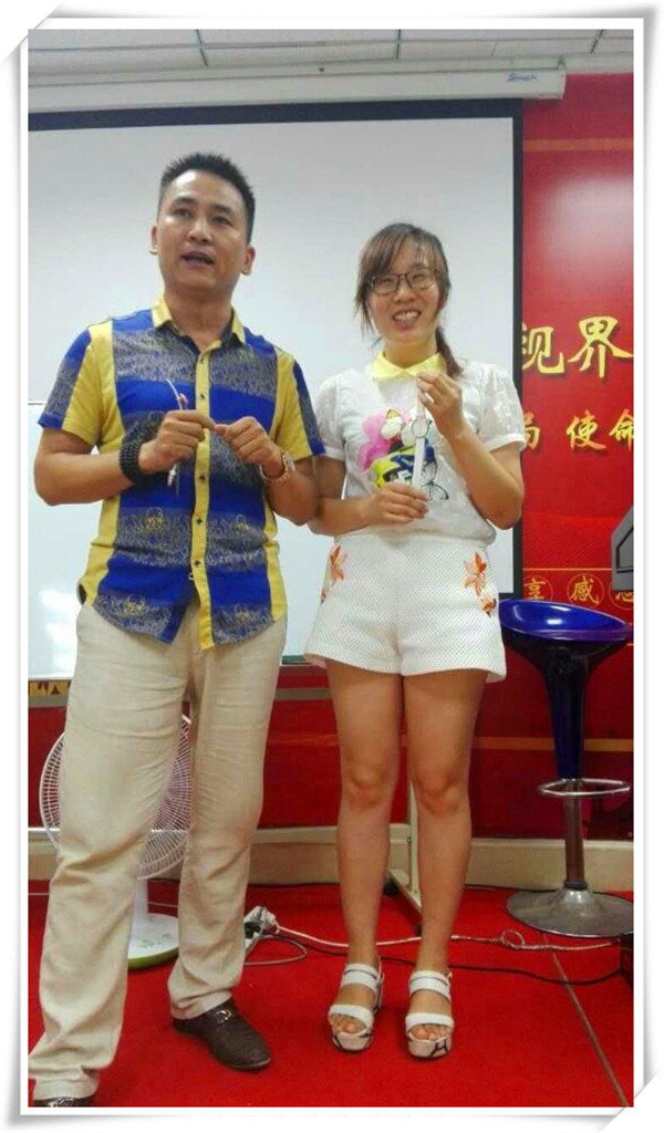 易視界表現(xiàn)優(yōu)秀的伙伴上臺(tái)領(lǐng)獎(jiǎng)