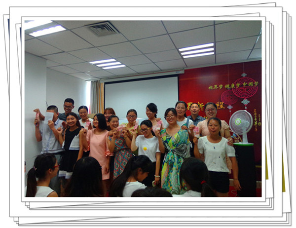 易視界獲勝的伙伴們上臺(tái)領(lǐng)獎(jiǎng)