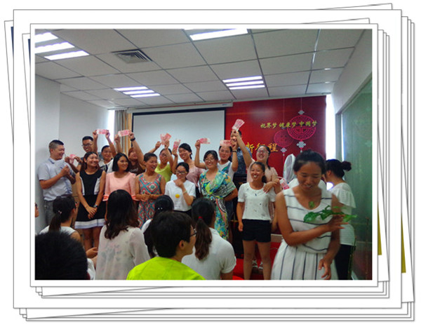 易視界獲勝的伙伴們上臺(tái)領(lǐng)獎(jiǎng)