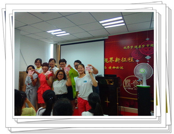 易視界表現(xiàn)優(yōu)秀的伙伴們上臺(tái)領(lǐng)獎(jiǎng)