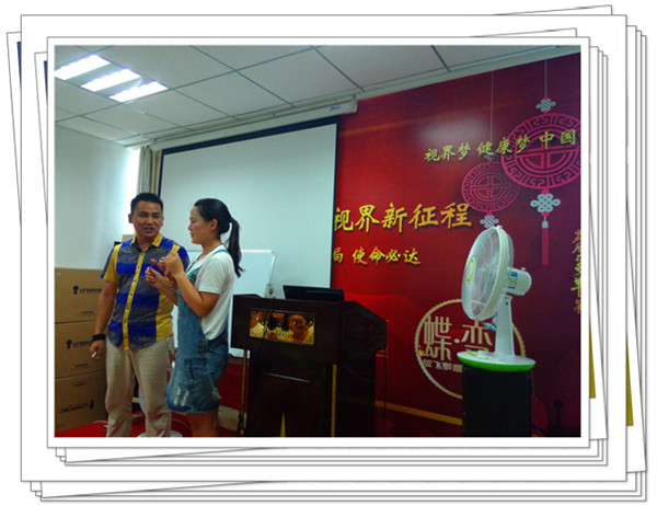 易視界表現(xiàn)優(yōu)秀的伙伴上臺(tái)領(lǐng)獎(jiǎng)