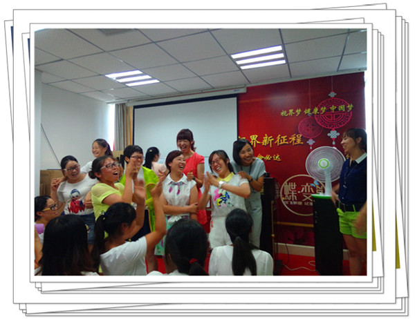 易視界表現(xiàn)優(yōu)秀的伙伴們上臺(tái)領(lǐng)獎(jiǎng)