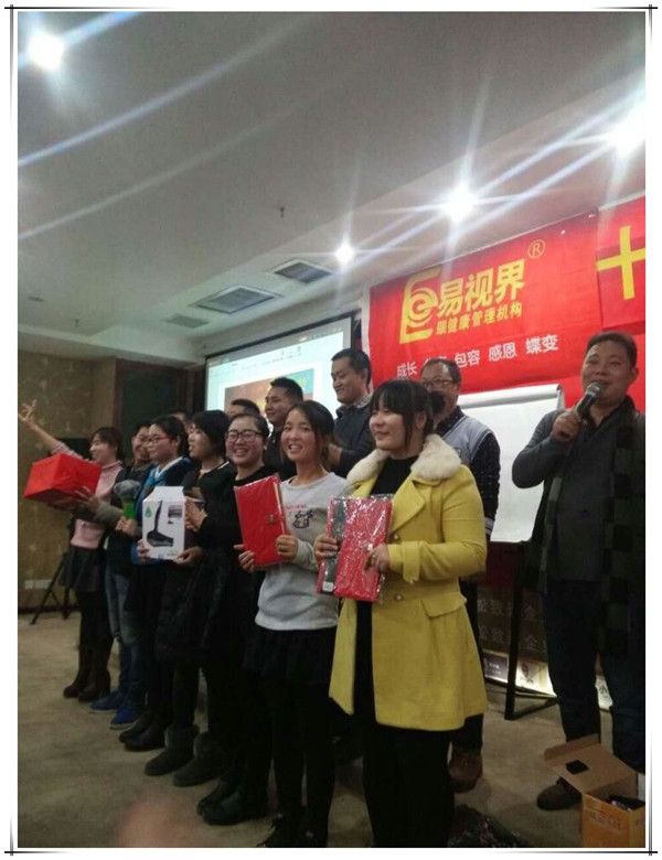 11月表現優(yōu)秀的優(yōu)秀小伙伴上臺領獎