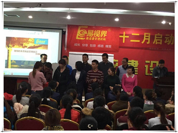 11月表現優(yōu)秀的優(yōu)秀小伙伴上臺領獎