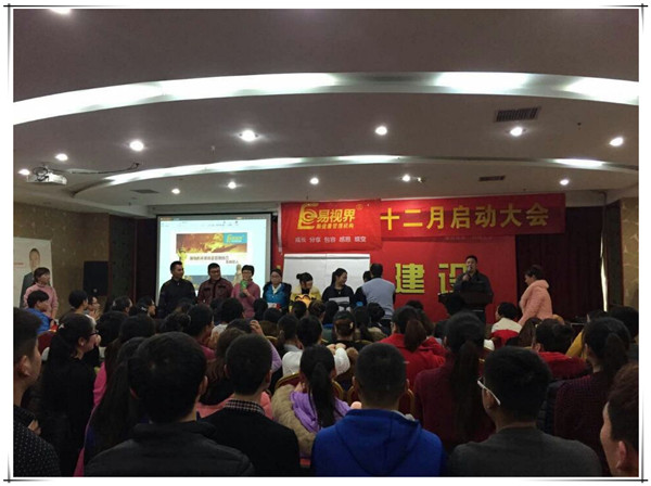 11月表現優(yōu)秀的優(yōu)秀小伙伴上臺領獎