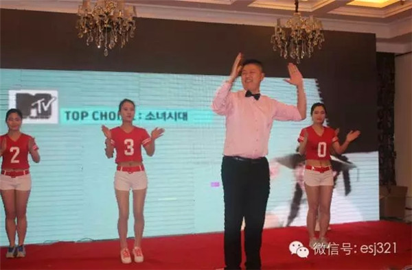 動感的舞蹈迅速感染了現場的觀眾