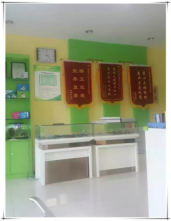 易視界加盟店效果奇特獲得家長贈送錦旗表示感謝