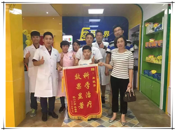 易視界實驗小學(xué)店效果奇特收到家長贈送錦旗