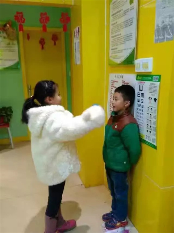 易視界小客戶楊開(kāi)雅教小朋友做眼保健操