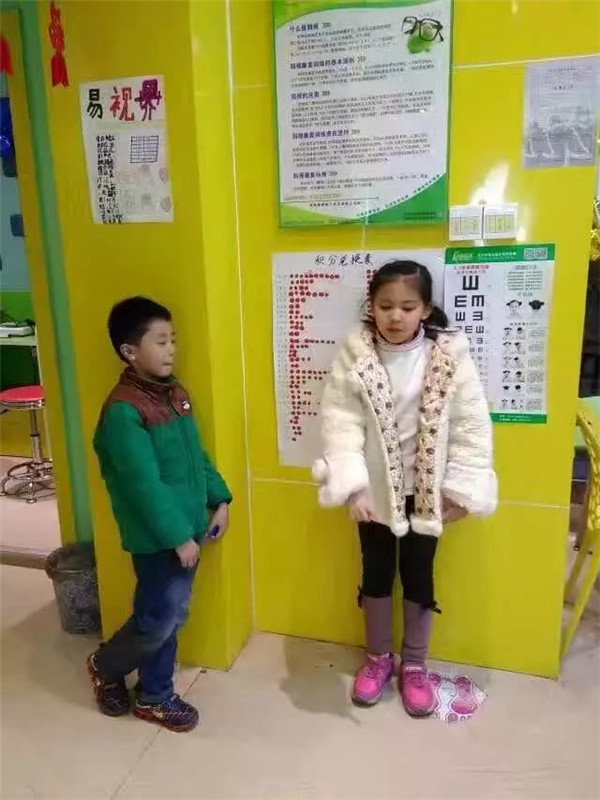 易視界小客戶楊開(kāi)雅教小朋友做眼保健操