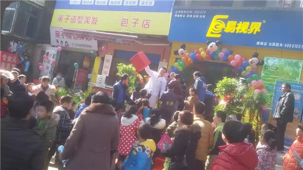 易視界雁峰店開業(yè)當(dāng)天十分的火爆