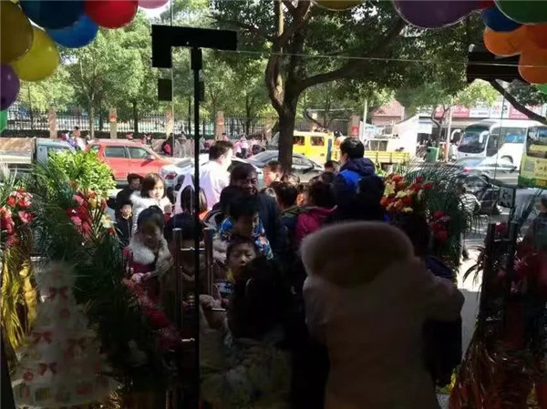 易視界雁峰店開業(yè)當(dāng)天十分的熱鬧
