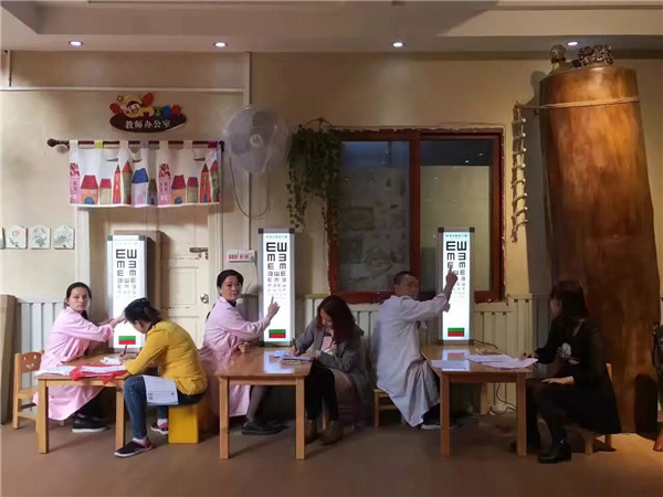 易視界老師為孩子測(cè)試視力