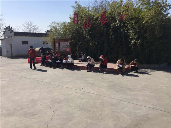 易視界精英認真學(xué)習(xí)中