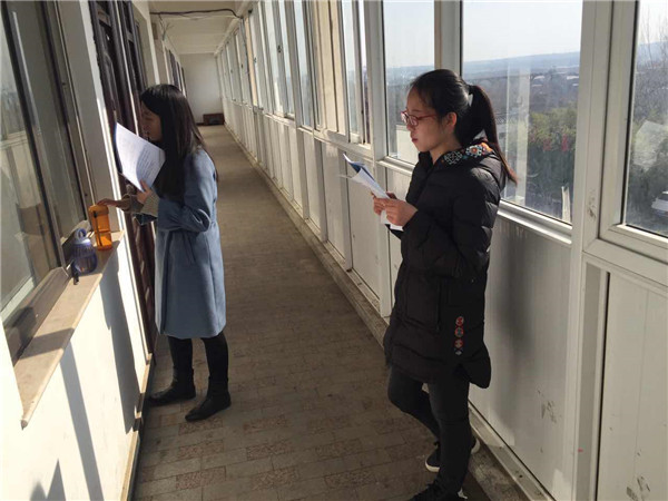 易視界精英認真學(xué)習(xí)中