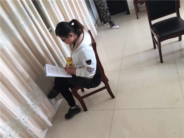 易視界精英認真學(xué)習(xí)中