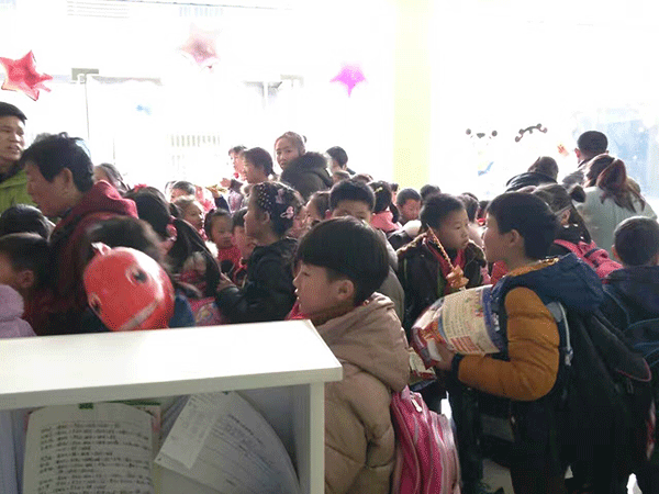 易視界界牌店排起了長長的隊伍