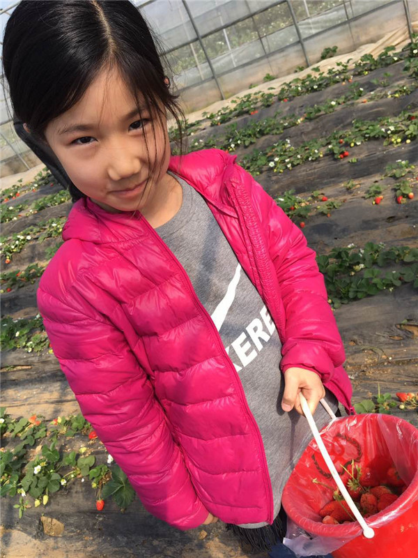 易視界小客戶開心的展示自己摘的草莓