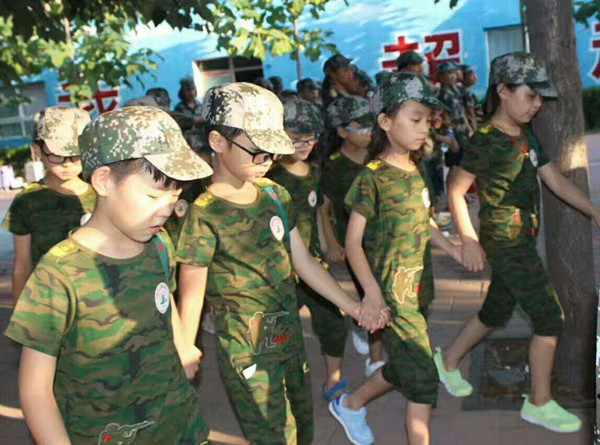 不讓任何伙伴掉隊，他們緊握對方的手前行