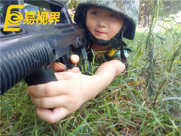 瞄準(zhǔn)目標(biāo)，準(zhǔn)備開(kāi)火