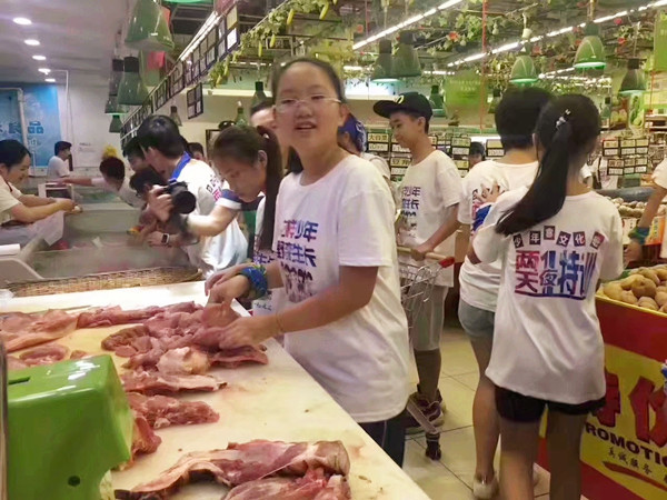 認真挑選蔬菜的孩子