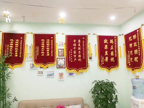 易視界朝鳳店因提升效果好月收到家長贈(zèng)送的四面感謝錦旗