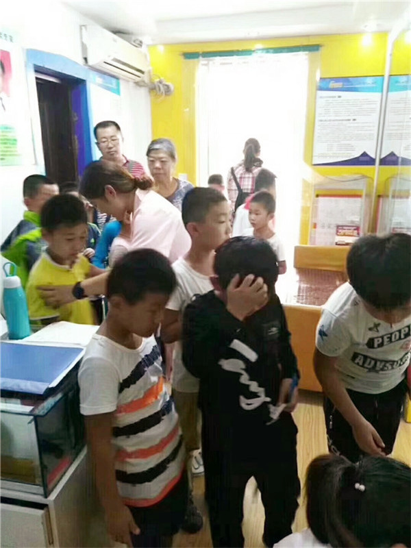 家長帶著孩子進(jìn)店檢查視力，十分熱鬧