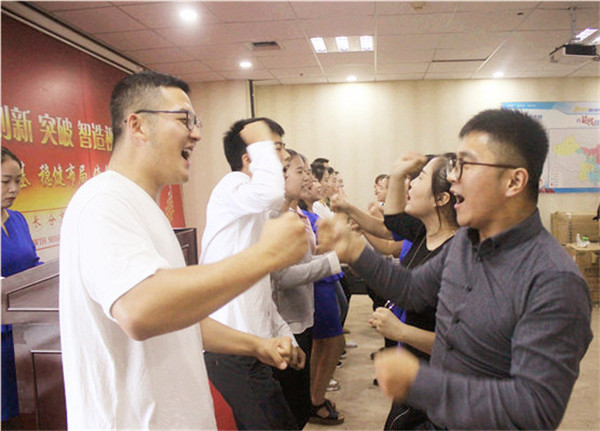 相互打氣加油，這就易視界團(tuán)隊(duì)精神