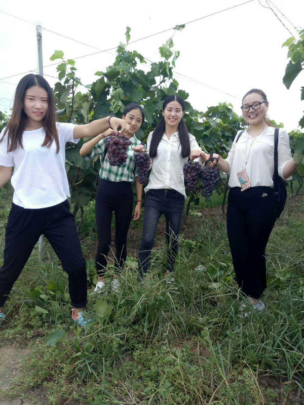 摘到葡萄好開心有木有?