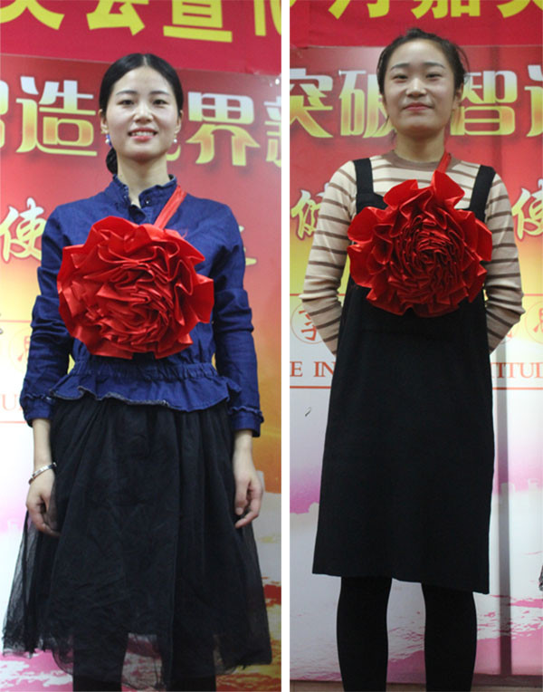 表現(xiàn)優(yōu)秀的伙伴上臺領獎