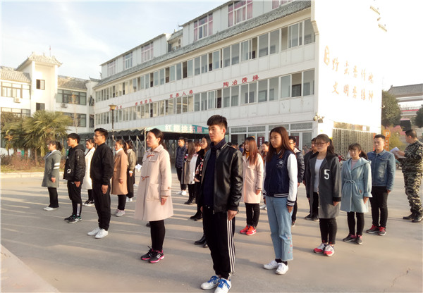 易視界伙伴們站軍姿