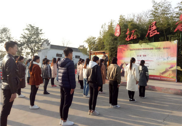 迎著太陽(yáng)站軍姿