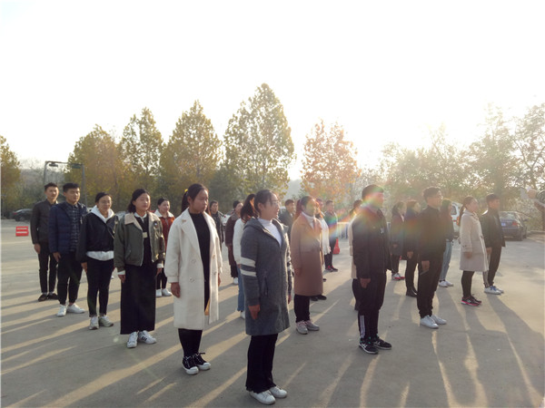 迎著太陽(yáng)站軍姿