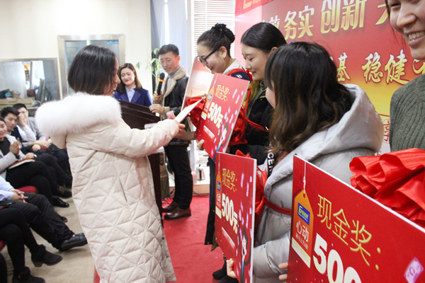 易視界賈總上臺(tái)頒獎(jiǎng)