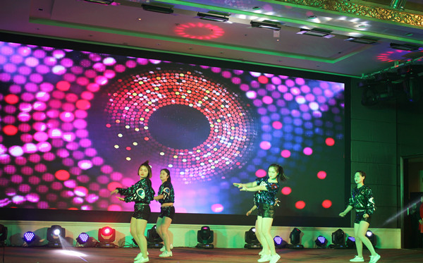 一曲熱舞拉開了易視界2018迎新晚會(huì)的序幕