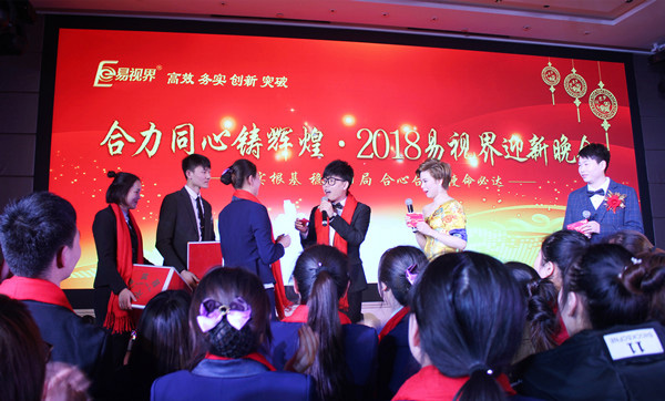 嘉文老師現(xiàn)場抽獎(jiǎng)并為幸運(yùn)觀眾頒獎(jiǎng)